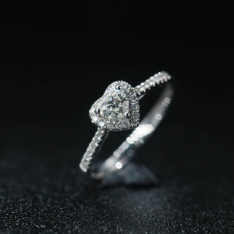 18K金爱心钻石戒指