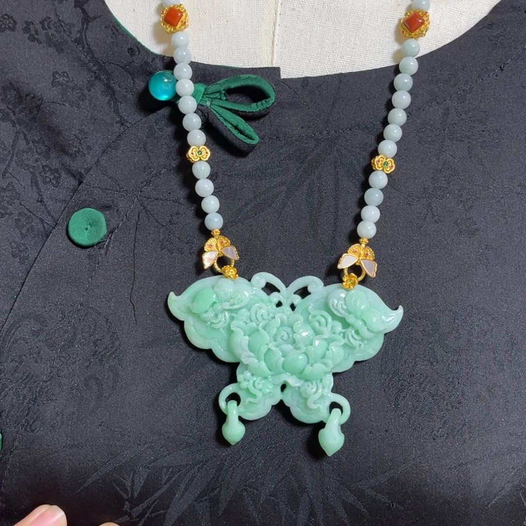 翡翠颈饰未镶嵌满绿蝴蝶