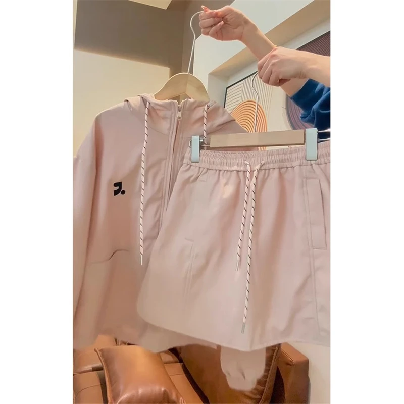 开春穿搭一整套独特漂亮减龄学院风休闲粉色裤子两件套装女小个子