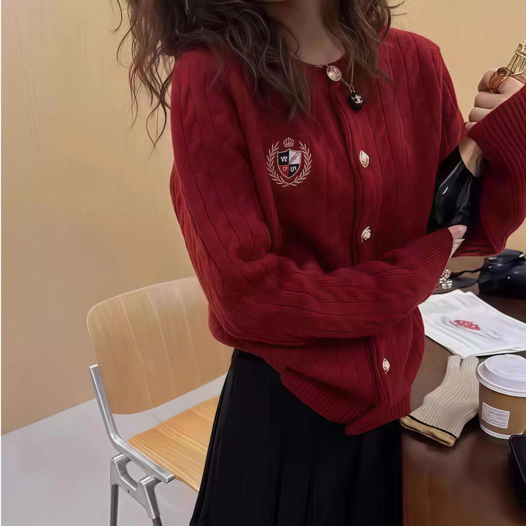 秋冬新款刺绣皇冠毛衣女设计感重工轻奢小香风复古百搭上衣针织衫