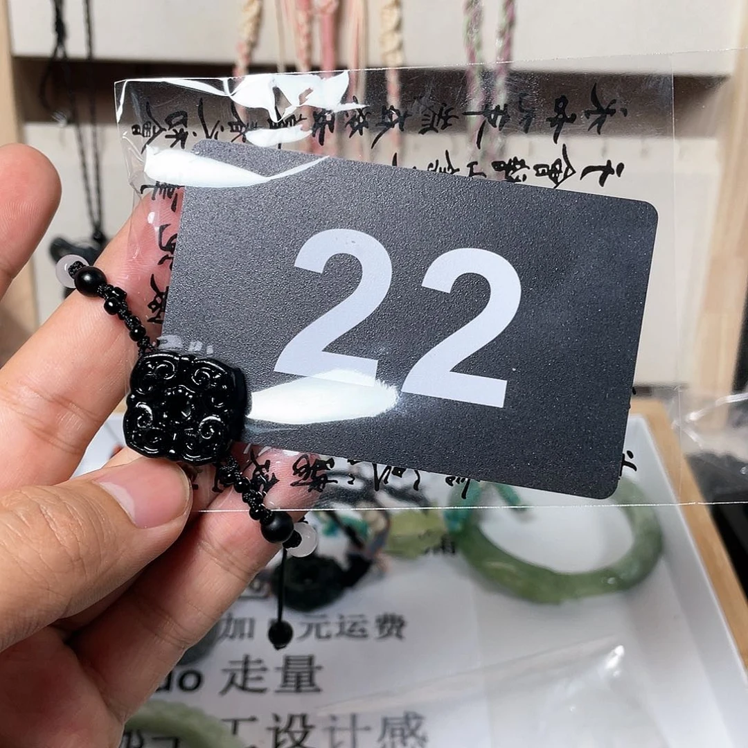 蛇纹石玉颈饰合金