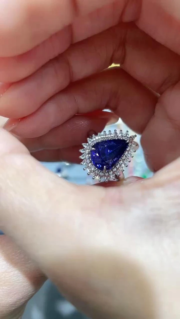 18K金镶嵌坦桑石戒指