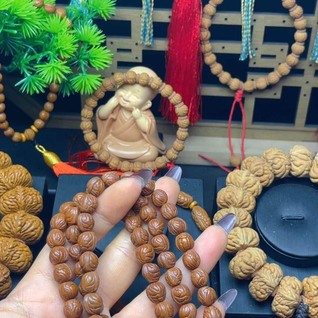 珊***桃核手串红红火火。红红火火