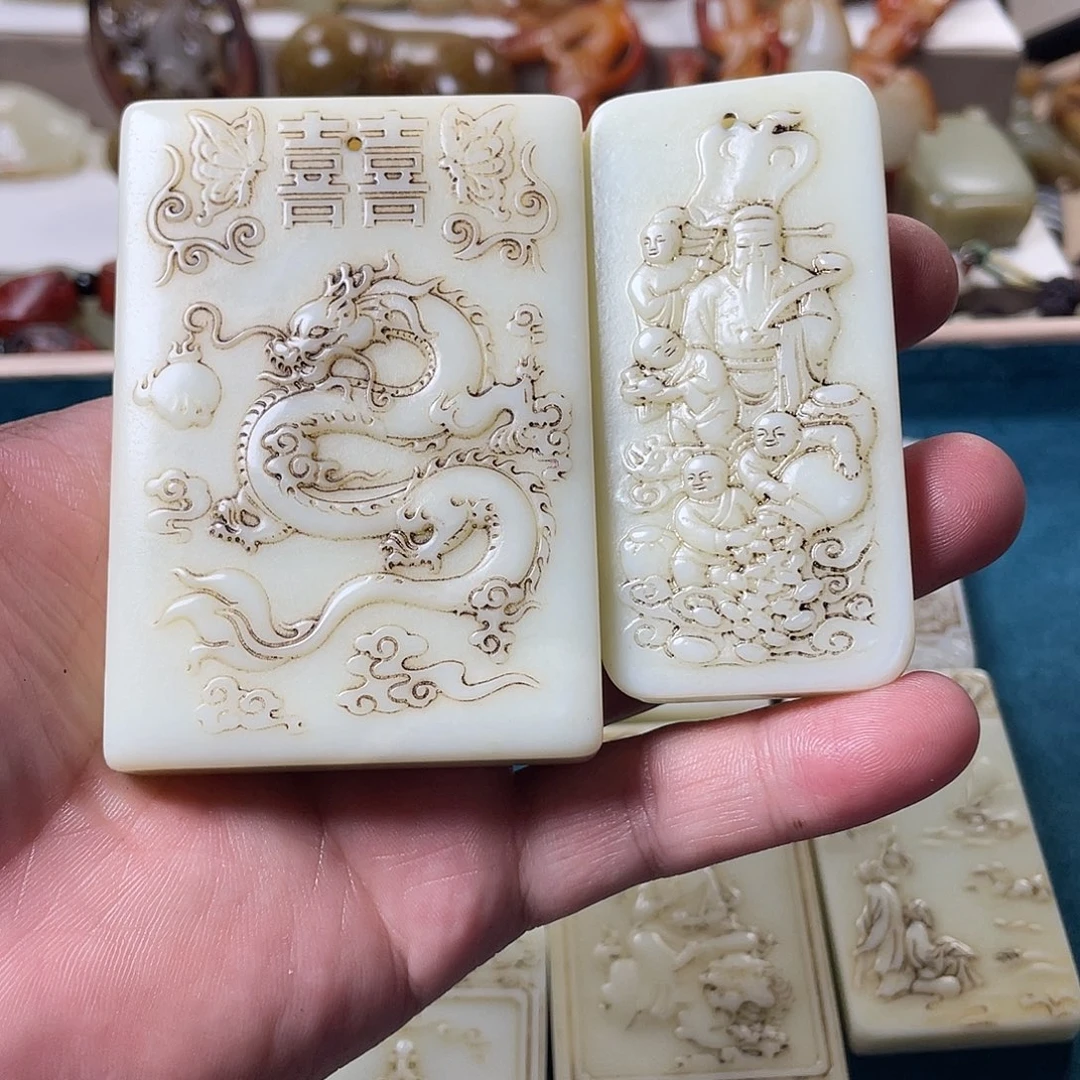 小***九和田玉未镶嵌颈饰