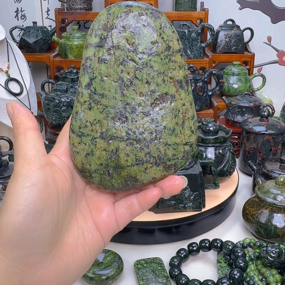 龙***团蛇纹石玉未镶嵌摆件