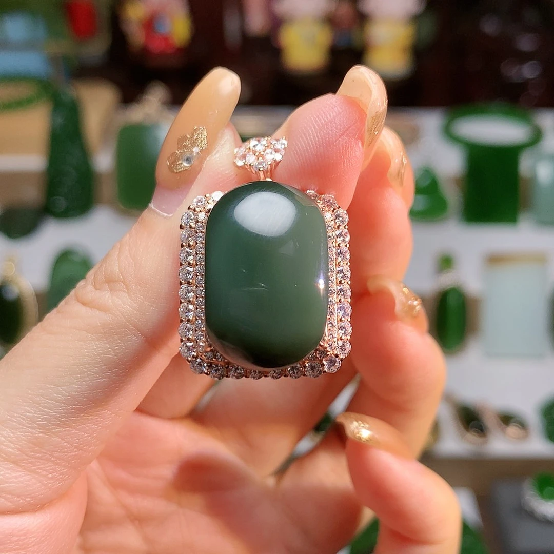 颈饰未镶嵌和田玉（碧玉）