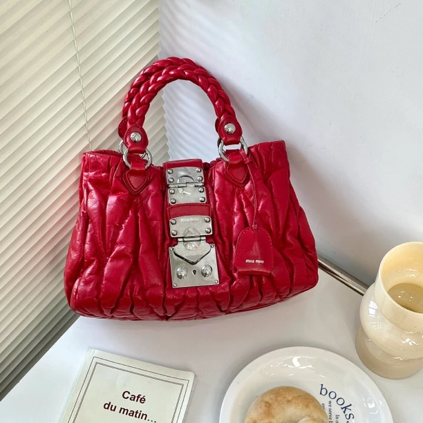 95新 MIU MIU/缪缪 辣椒红褶皱元宝菜篮子