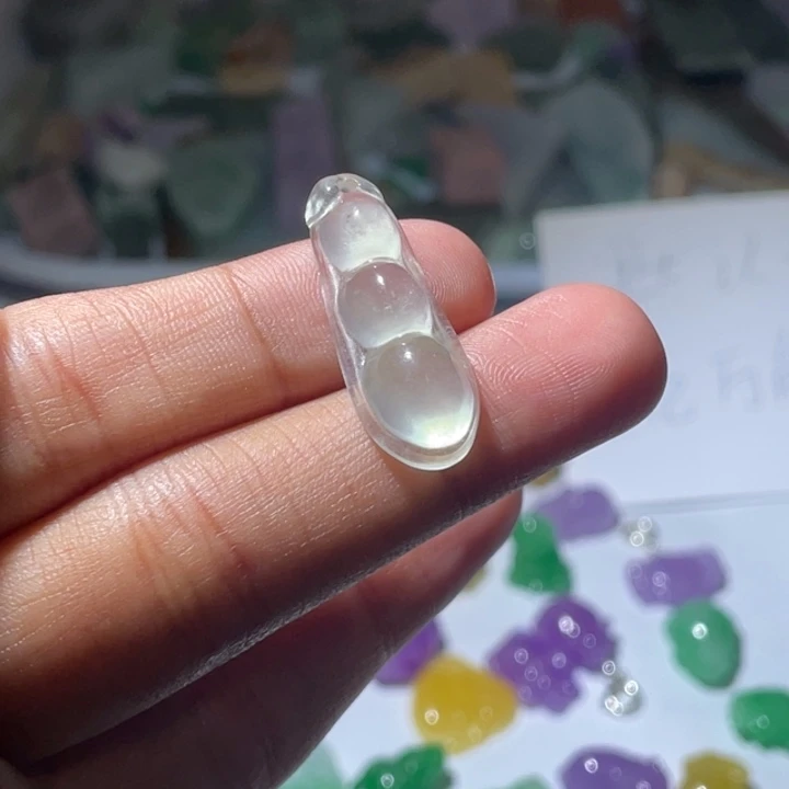 在***6翡翠未镶嵌颈饰吊坠