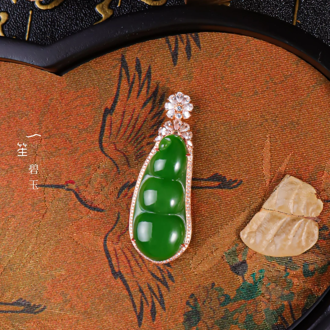 【一笙珠宝】天然和田玉碧玉高冰阳绿福豆吊坠18k金镶嵌