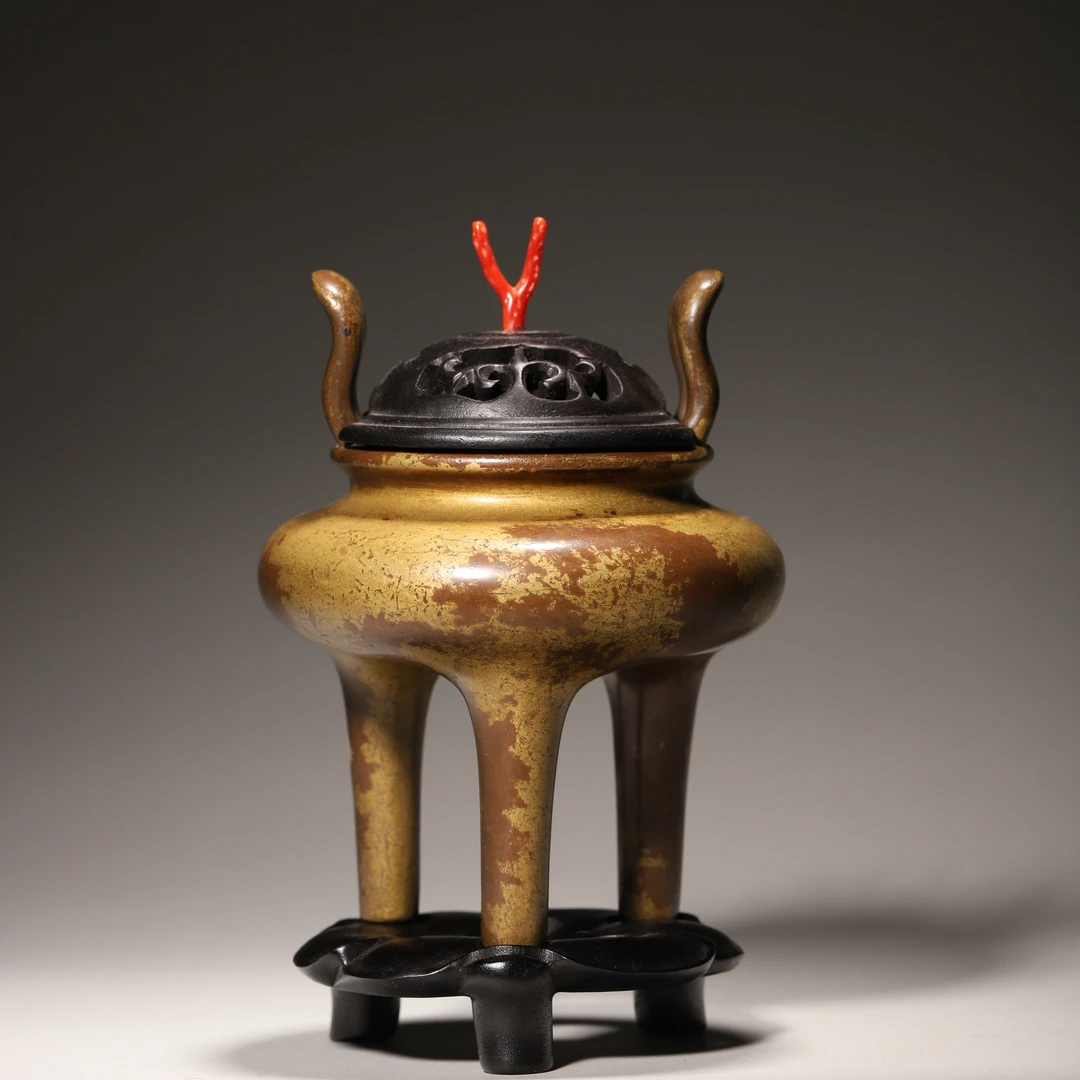 Lot16 清代  铜鎏金三足冲天耳香炉