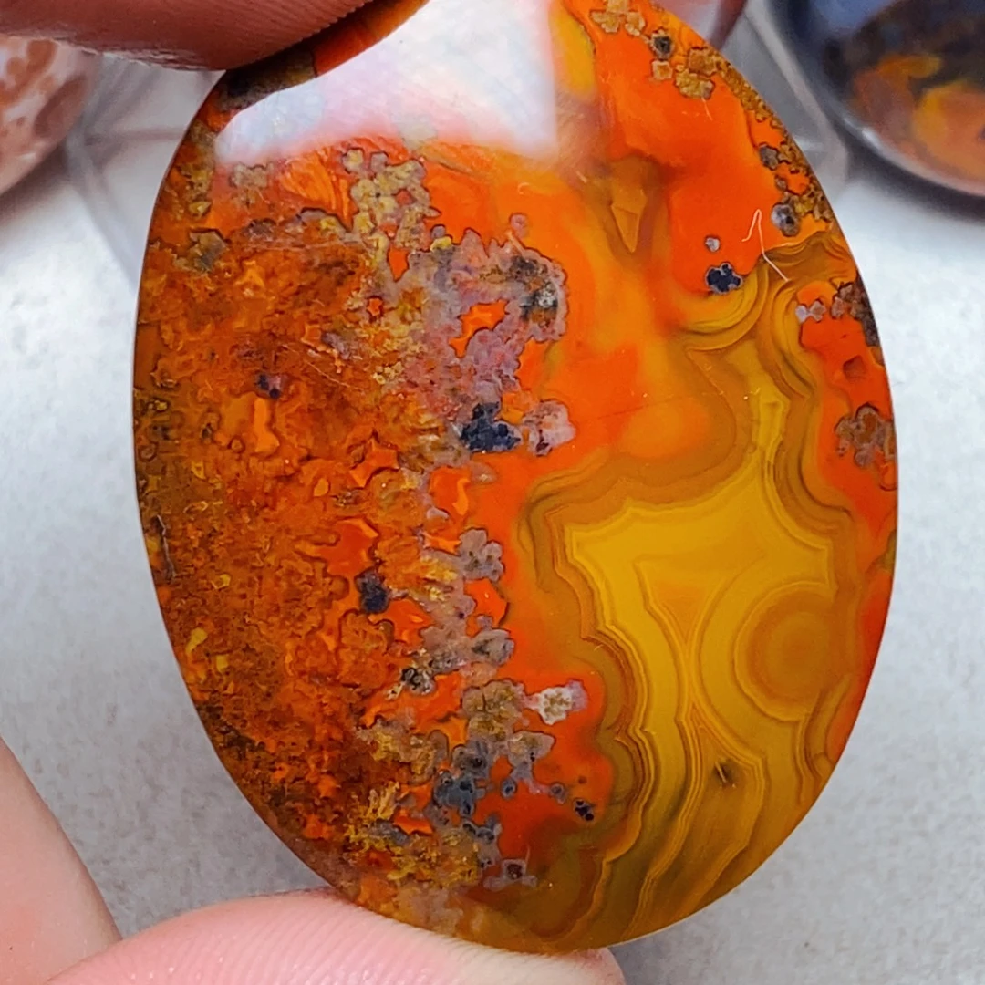 李***发玛瑙/玉髓未镶嵌颈饰