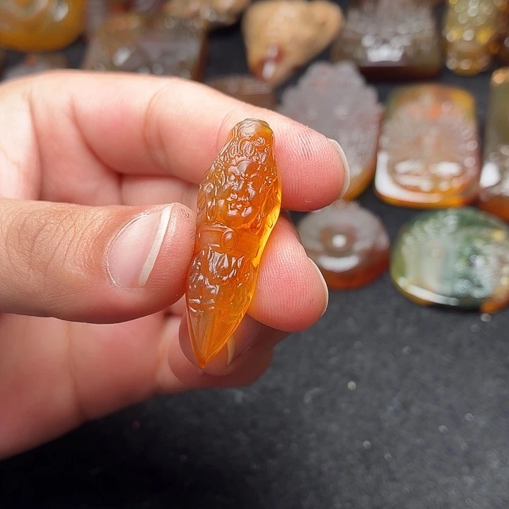 琥珀未镶嵌颈饰40