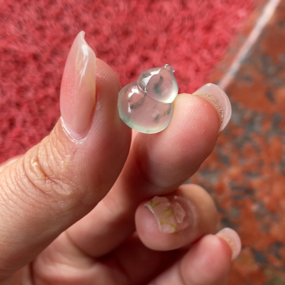 翡翠未镶嵌颈饰葫芦