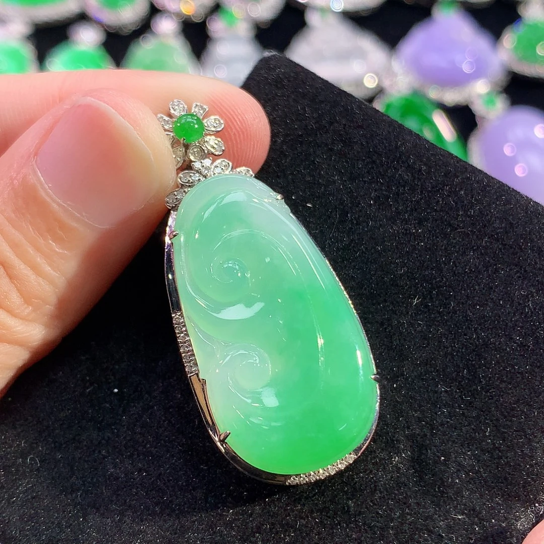 翡翠18K金镶嵌颈饰