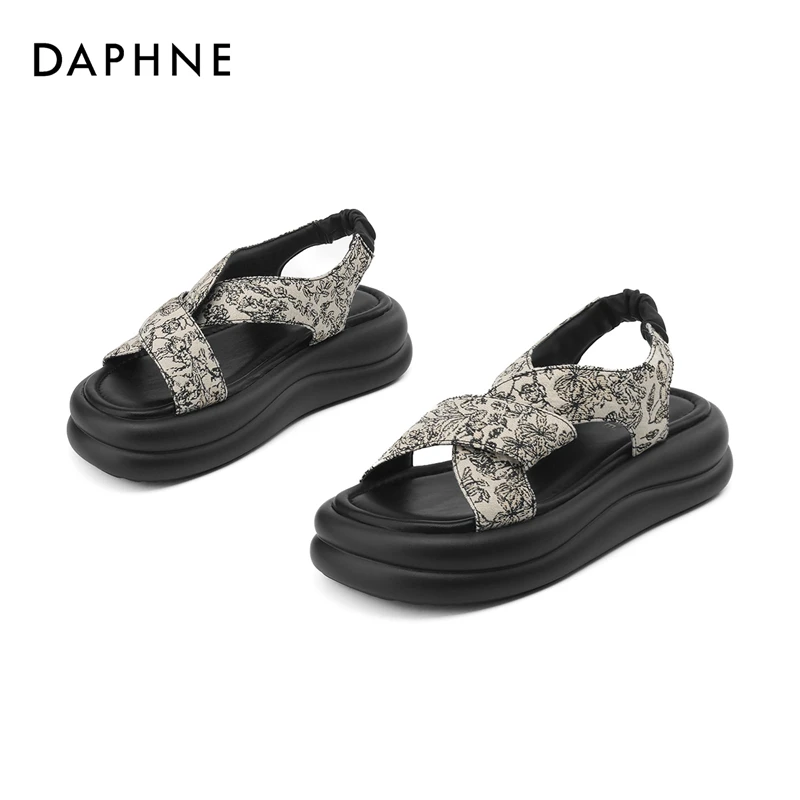 达芙妮夏季时尚厚底百搭女士外穿仙女风平底露趾小众一字带凉鞋