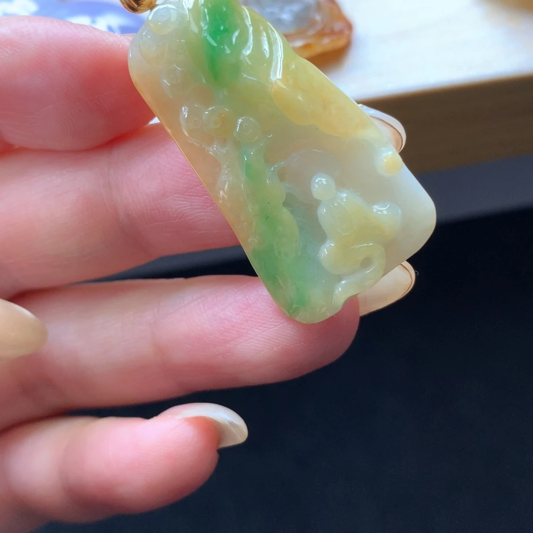 翡翠18K金镶嵌颈饰吊坠