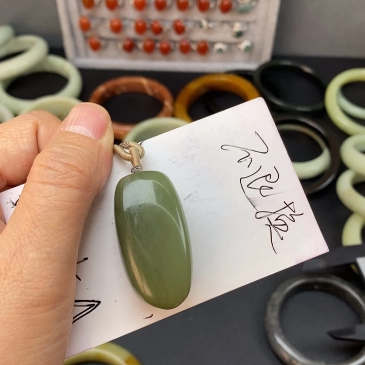 蛇纹石玉手镯未镶嵌