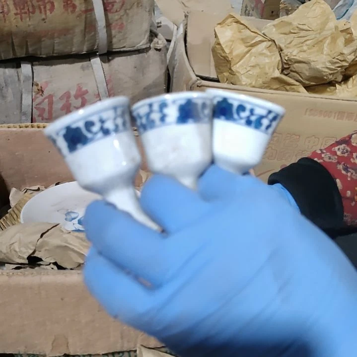 摆件盘子碗茶壶啥都有