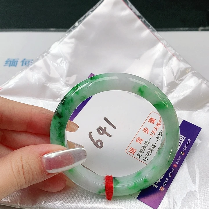 翡翠手镯未镶嵌翡翠手镯