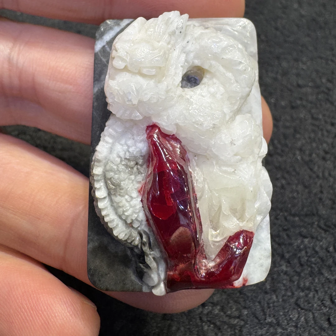 天然辰砂天然朱砂原石雕刻 龙牌 精工雕刻 晶体通透