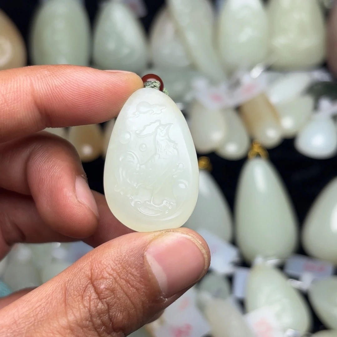 林***师和田玉未镶嵌颈饰