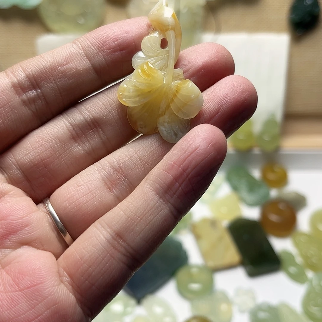 蛇纹石玉未镶嵌颈饰