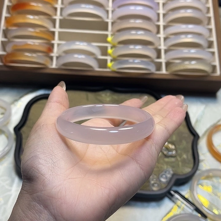 玛瑙/玉髓手镯未镶嵌一****?