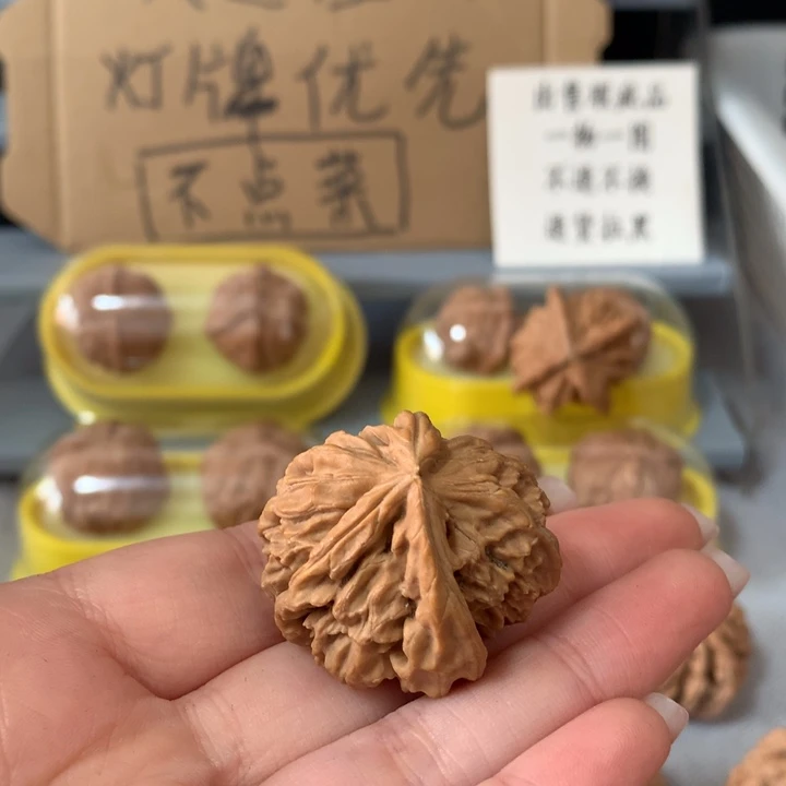 ****话吊坠文玩核桃异形单只，有瑕疵