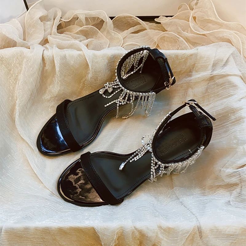 法式轻奢水钻吊坠一字带凉鞋女夏2025新款不累脚细跟高级感高跟鞋