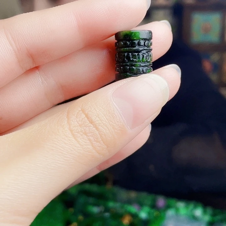 翡翠未镶嵌颈饰多样性