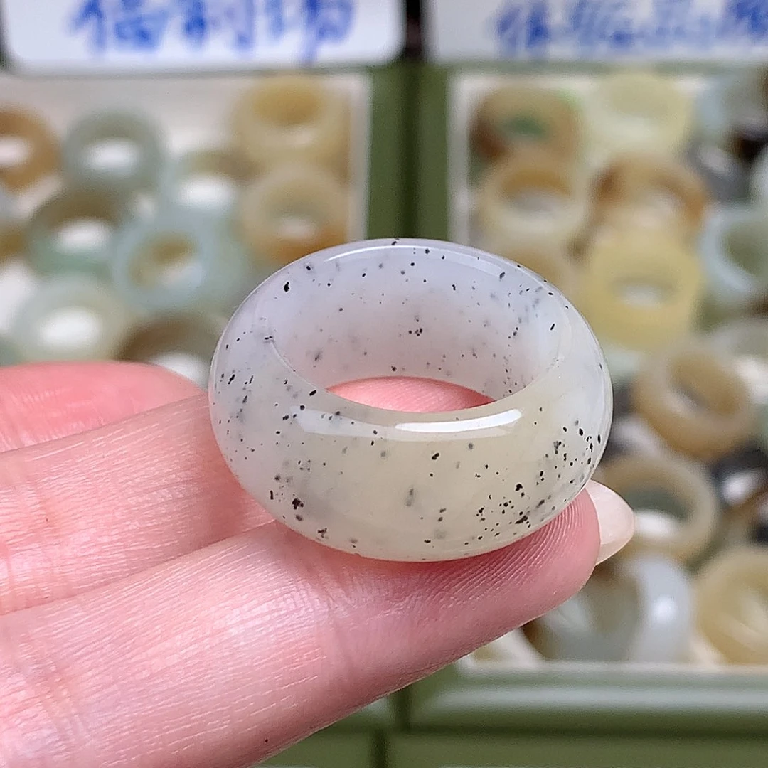 未镶嵌戒指和田玉