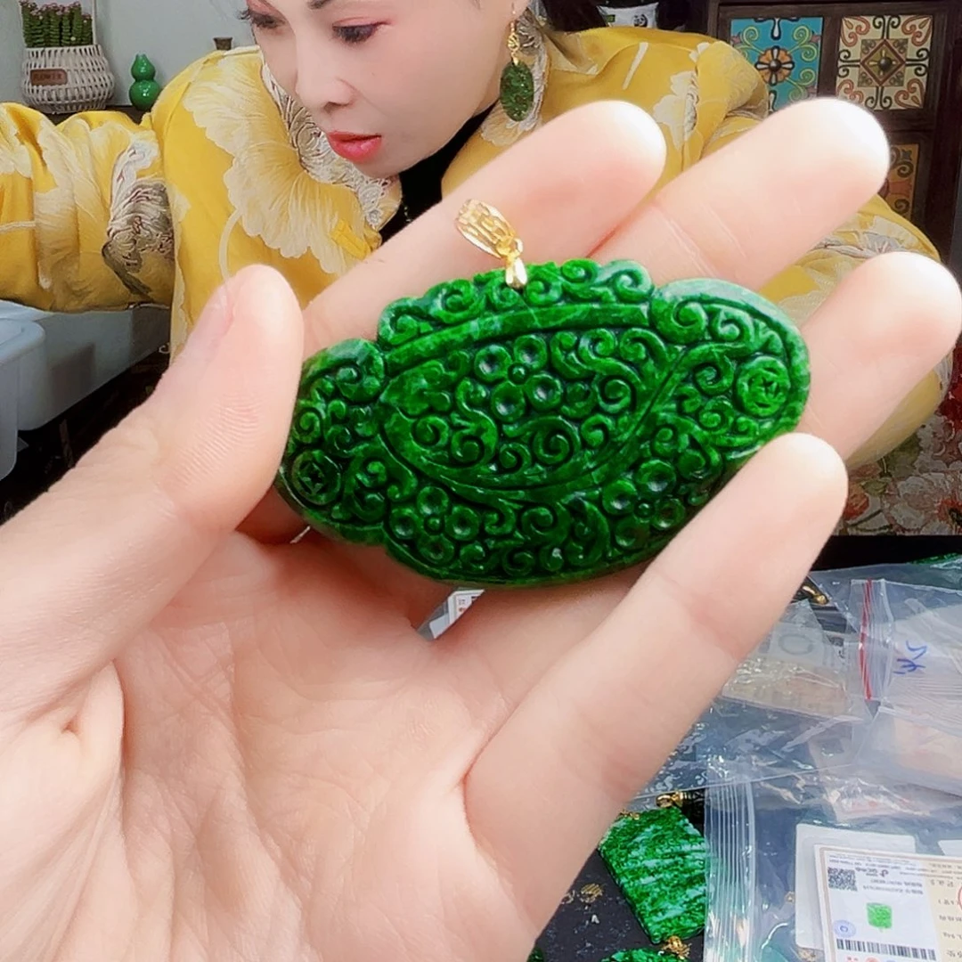 颈饰18K金镶嵌翡翠多样性