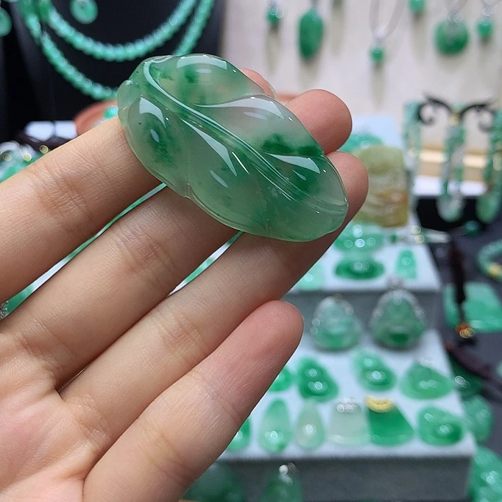 石英质玉（非洲翠）未镶嵌颈饰