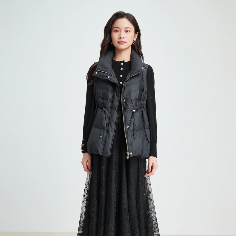 珂莱蒂尔冬新款90鹅绒连帽马甲女背心休闲抽绳收腰外套KR00862W0
