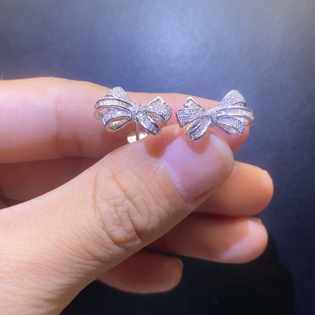 钻石耳饰18K金镶嵌格家蝴蝶结耳针k白