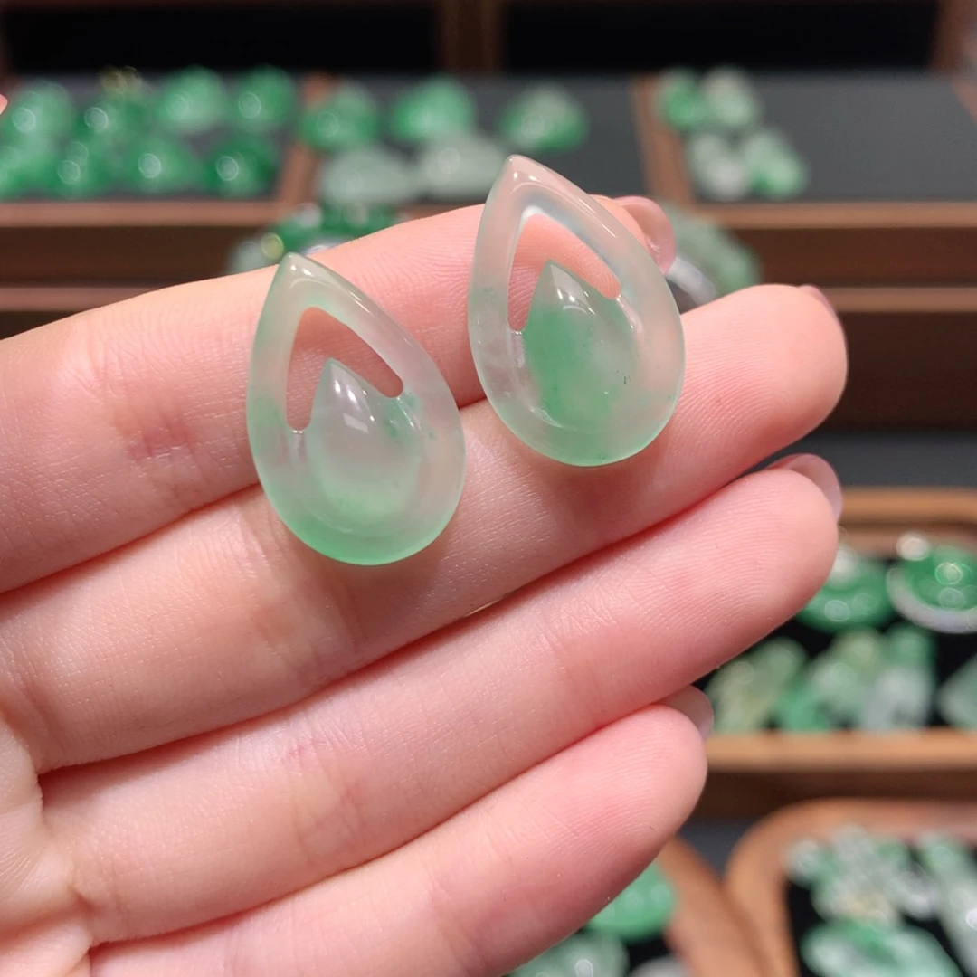 石英质玉（非洲翠）未镶嵌颈饰小*爷水滴