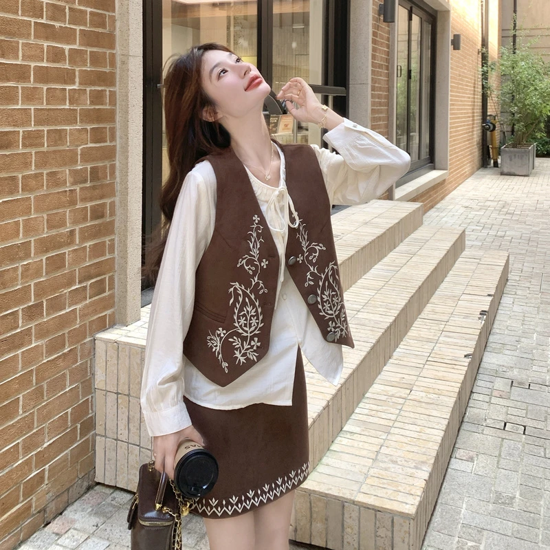 高级感咖色刺绣马甲半身裙衬衫套装三件套女2025春秋新款流行超火