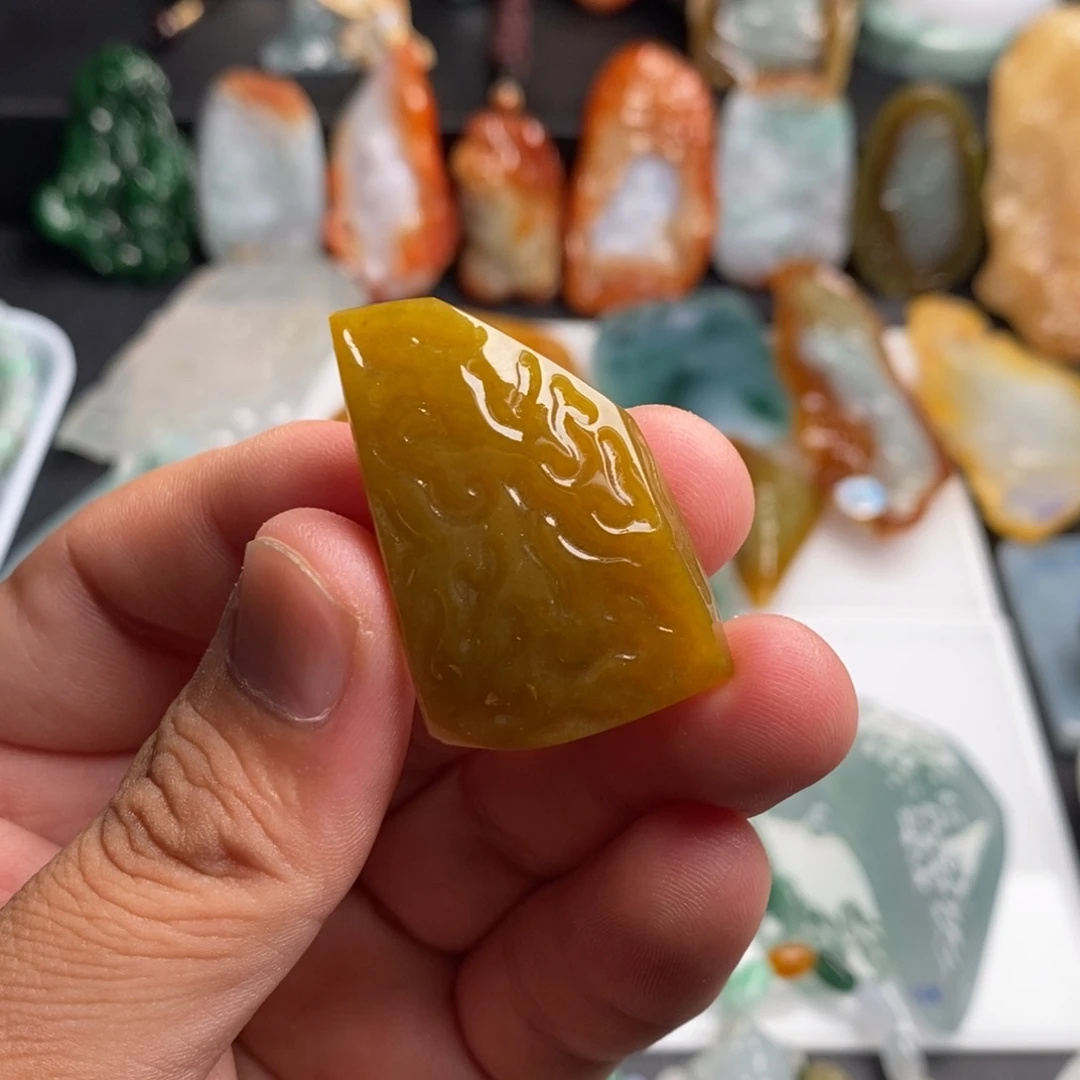 定制翡翠未镶嵌胶润满黄翡翠材料