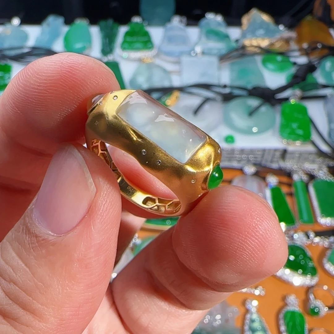 翡翠18K金镶嵌戒指玻璃种随形戒指