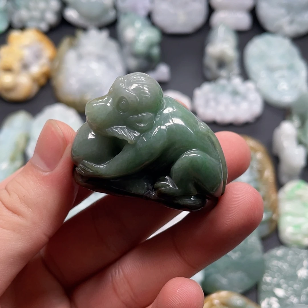 翡翠未镶嵌颈饰刘****?翡翠