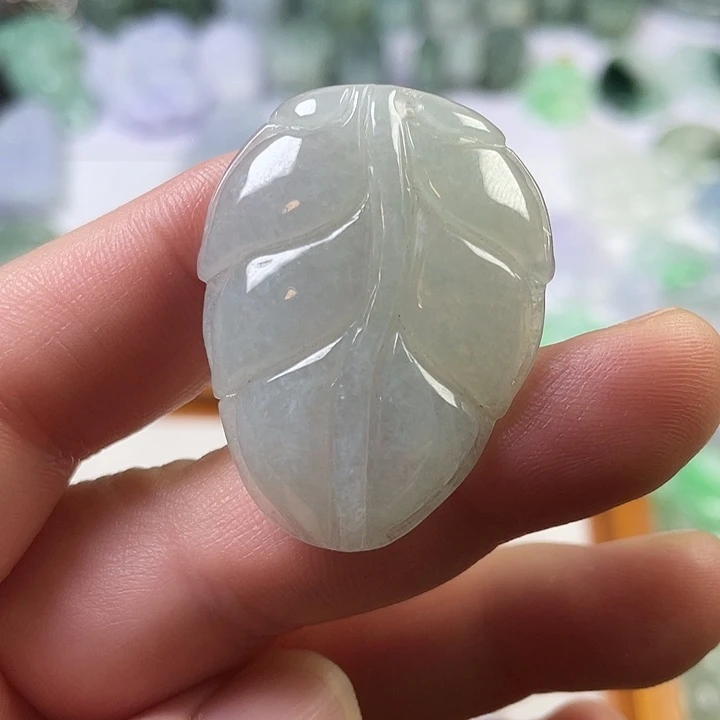 “***期翡翠未镶嵌颈饰叶子