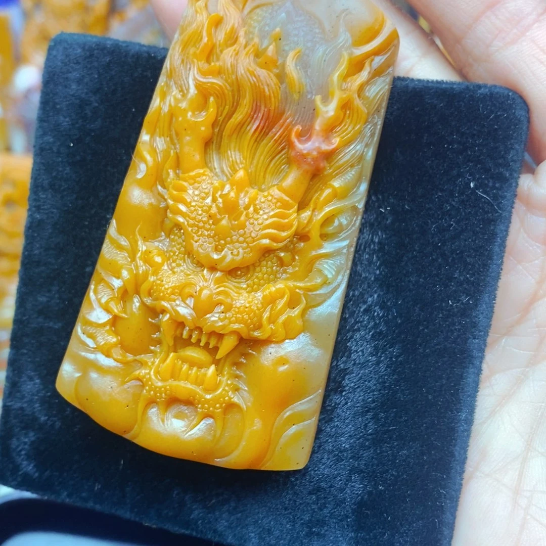 未镶嵌石英质玉（黄龙玉）颈饰
