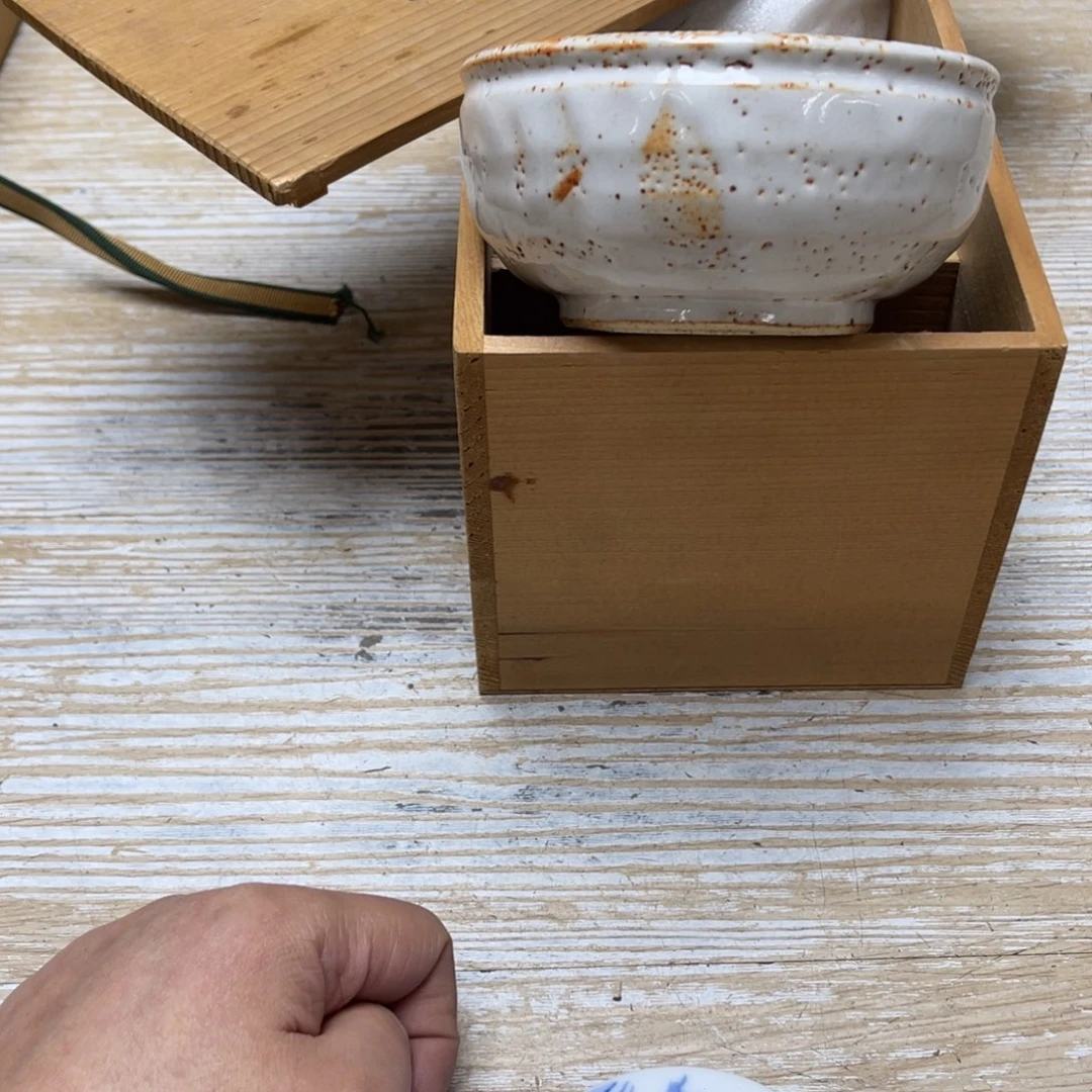 瓷片料****厨密密麻麻地排列着一个