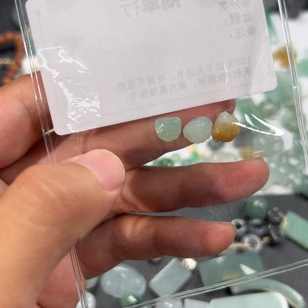 翡翠未镶嵌颈饰喋*血