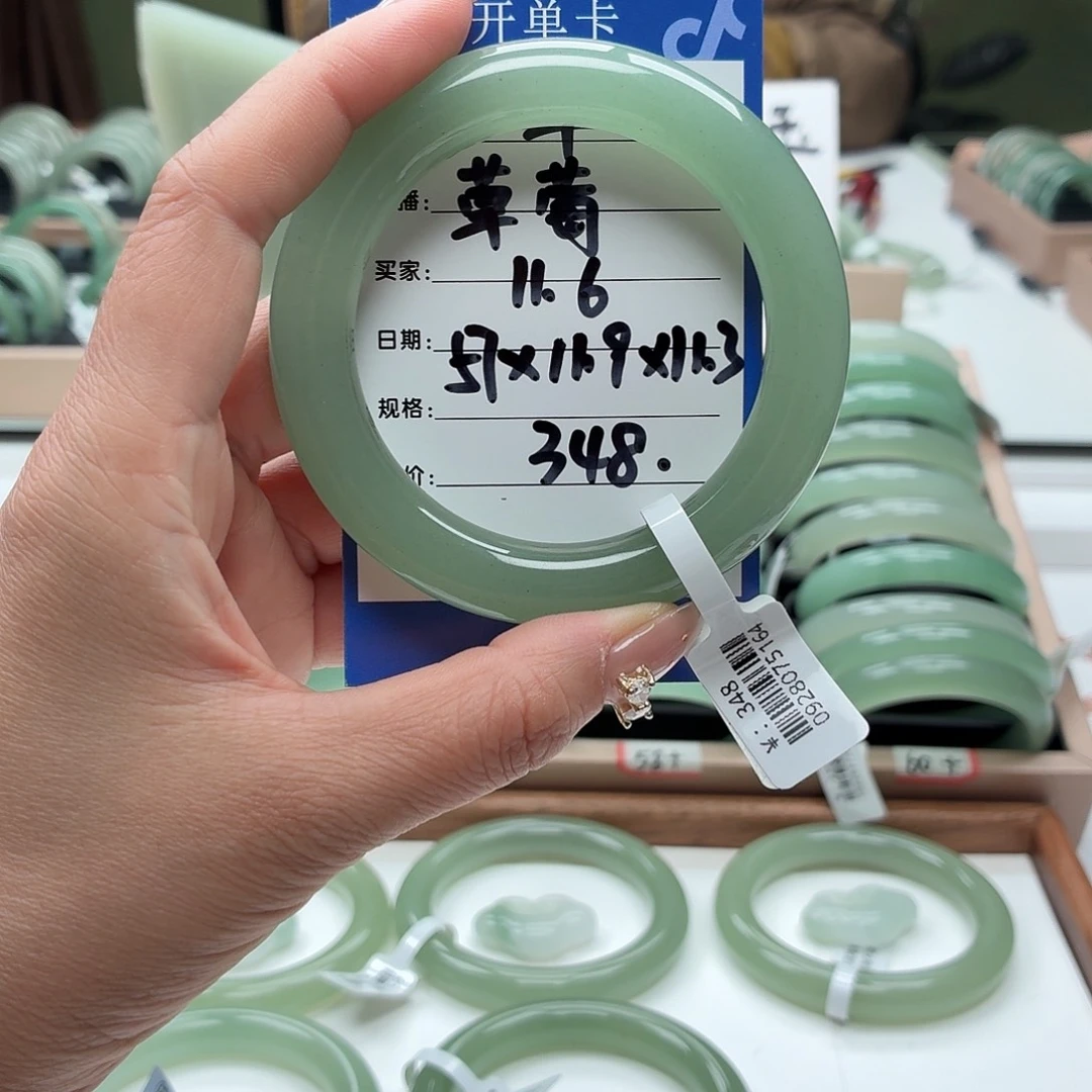 “****石英质玉未镶嵌手镯