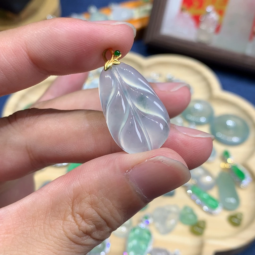 翡翠18K金镶嵌颈饰叶子