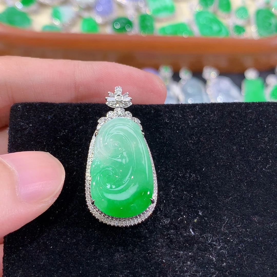 翡翠18K金镶嵌颈饰