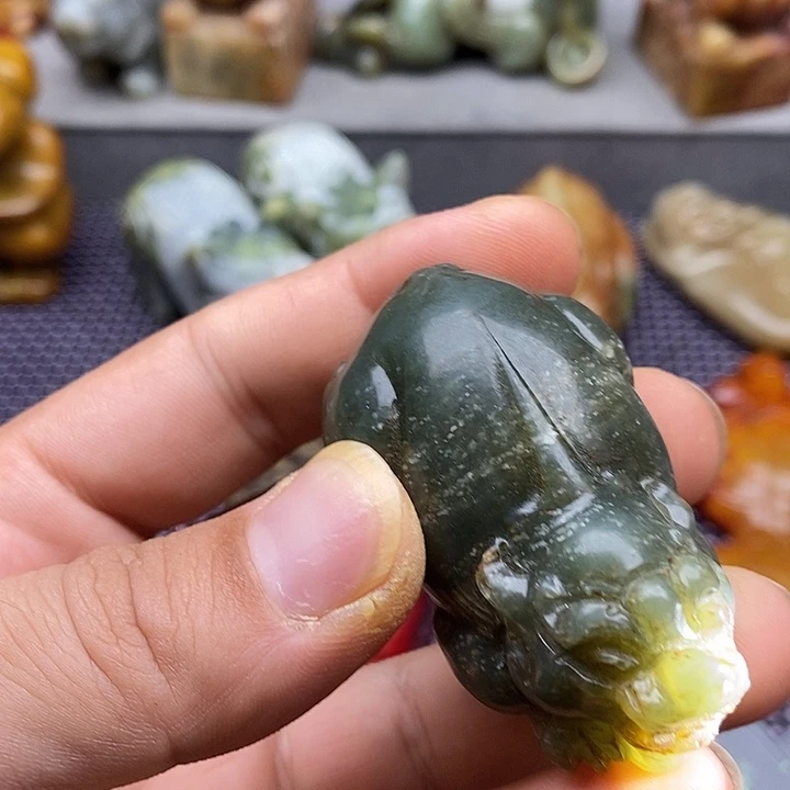 蛇纹石玉未镶嵌颈饰