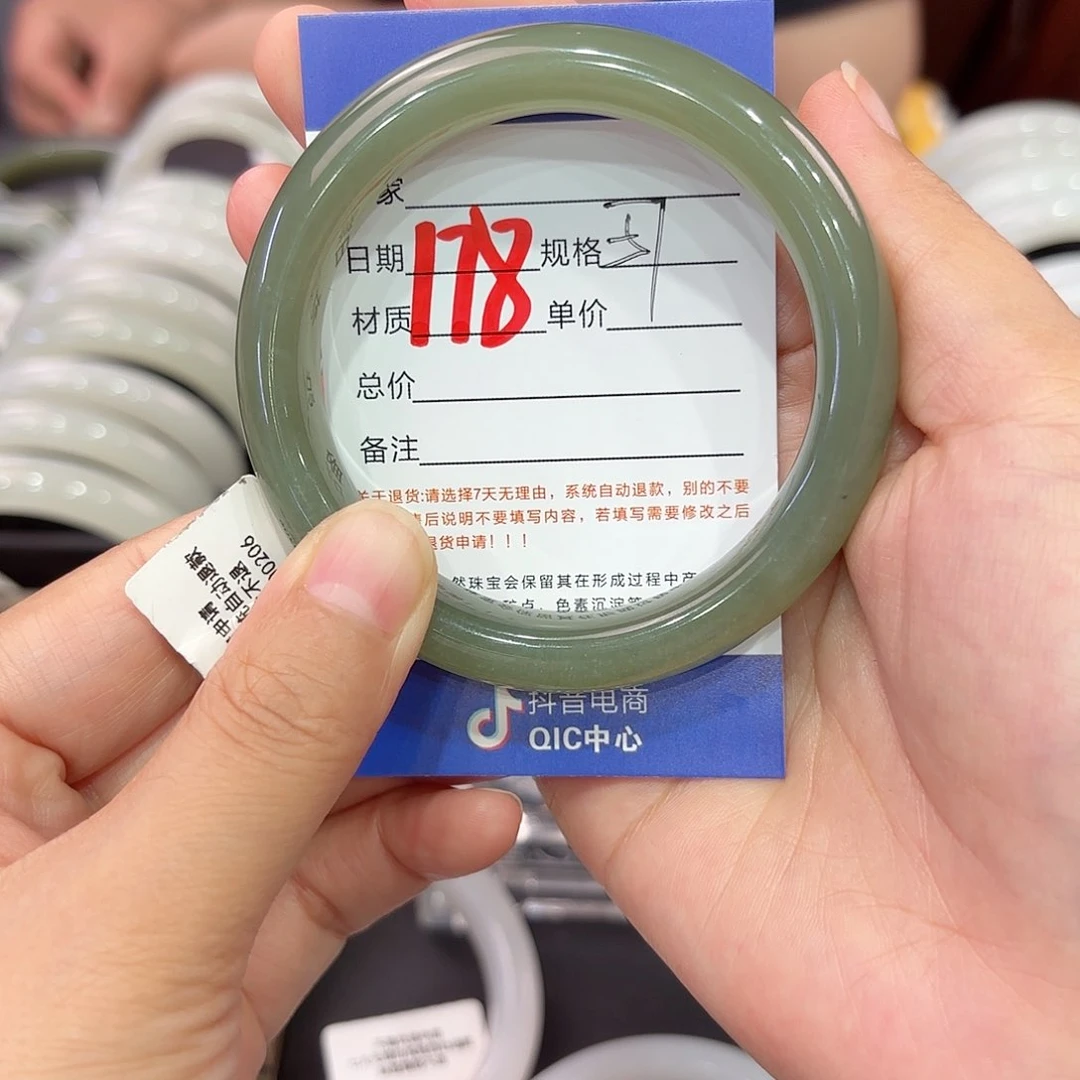 和田玉手镯未镶嵌倾**后