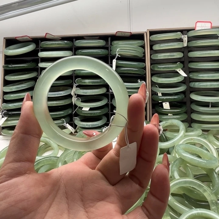 琬***安蛇纹石玉未镶嵌手镯